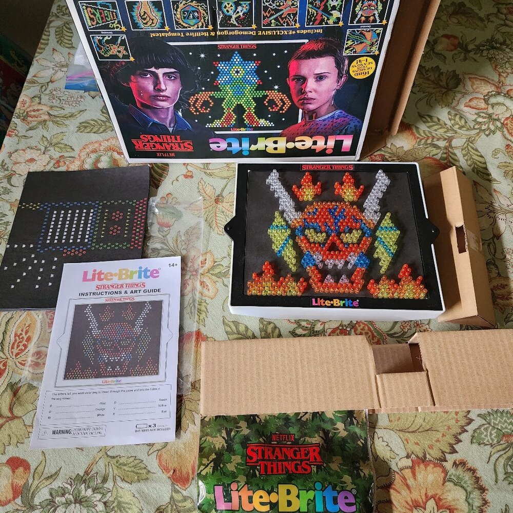 Lite- Brite Stranger Things Demogorgon Millie 920 Pegs Netflix Hasbro New in Box